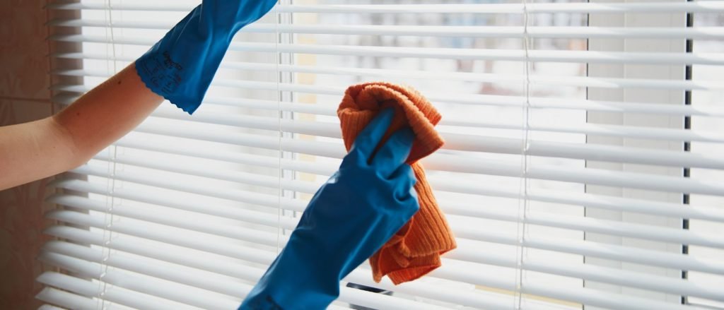 How to Maintain and Clean Your Venetian Blinds in Dubai’s Dusty Weather